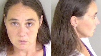 Retrato policial de una mujer de cabello castaño oscuro, con vista frontal y de perfil, sobre un fondo liso de color claro