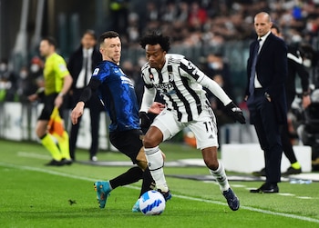 Soccer Football - Serie A - Juventus v Inter Milan - Allianz Stadium, Turin, Italy - April 3, 2022 Inter Milan's Ivan Perisic in action with Juventus' Juan Cuadrado as Juventus coach Massimiliano Allegri looks on REUTERS/Massimo Pinca