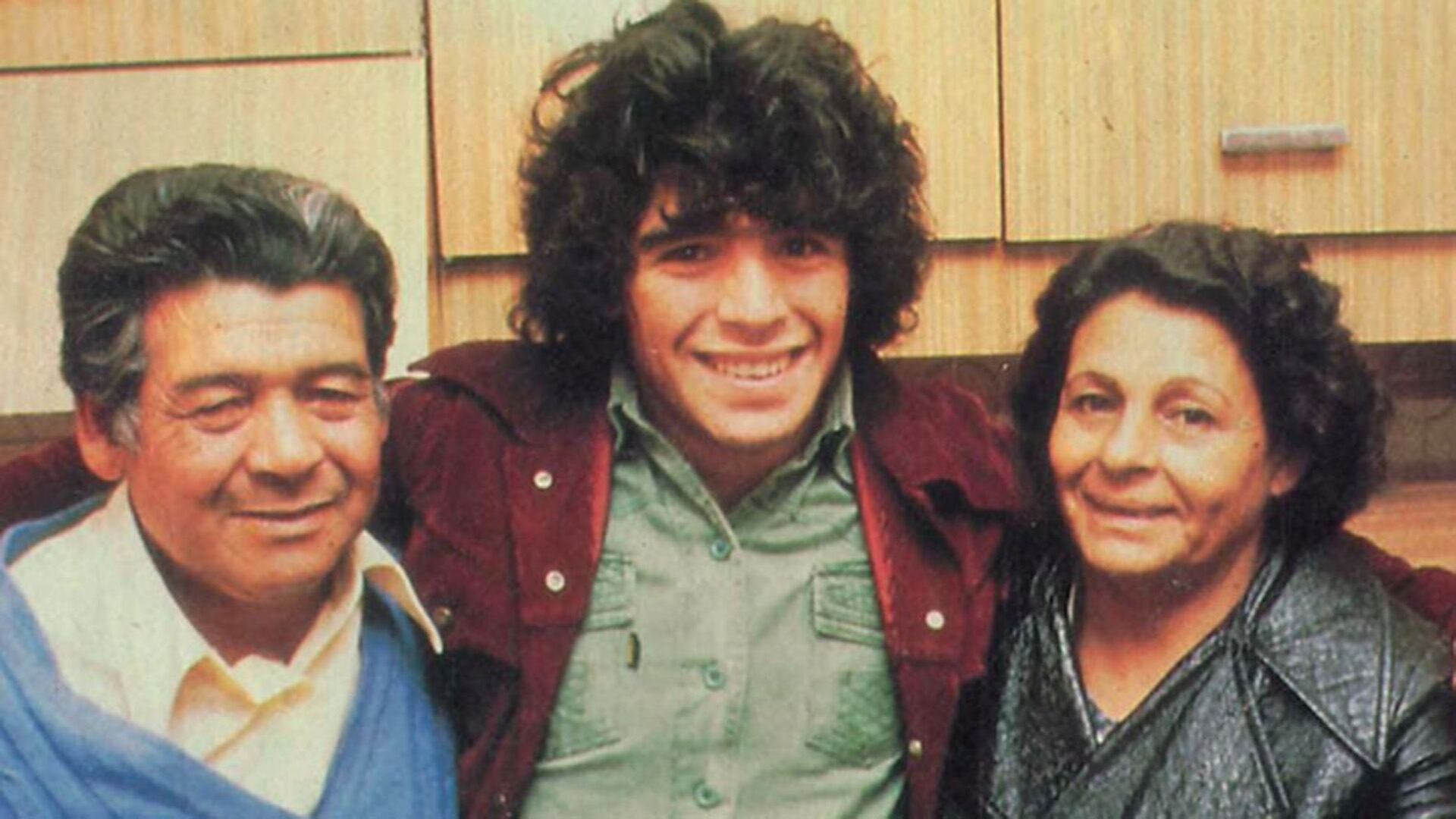 Chitoro y Doña Tota junto a un joven Diego Maradona