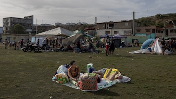 Los venezolanos desplazados por los terremotos duermen a la intemperie