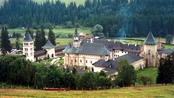 El Monasterio de Putna es un destino habitual dentro de los circuitos culturales de Bucovina. (Wikimedia Commons)