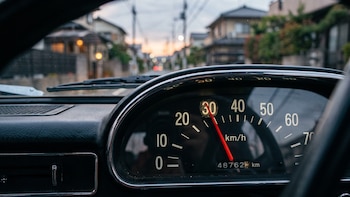 Japón le pone un freno a los autos: la nueva regla de 30 km/h que busca salvar vidas
