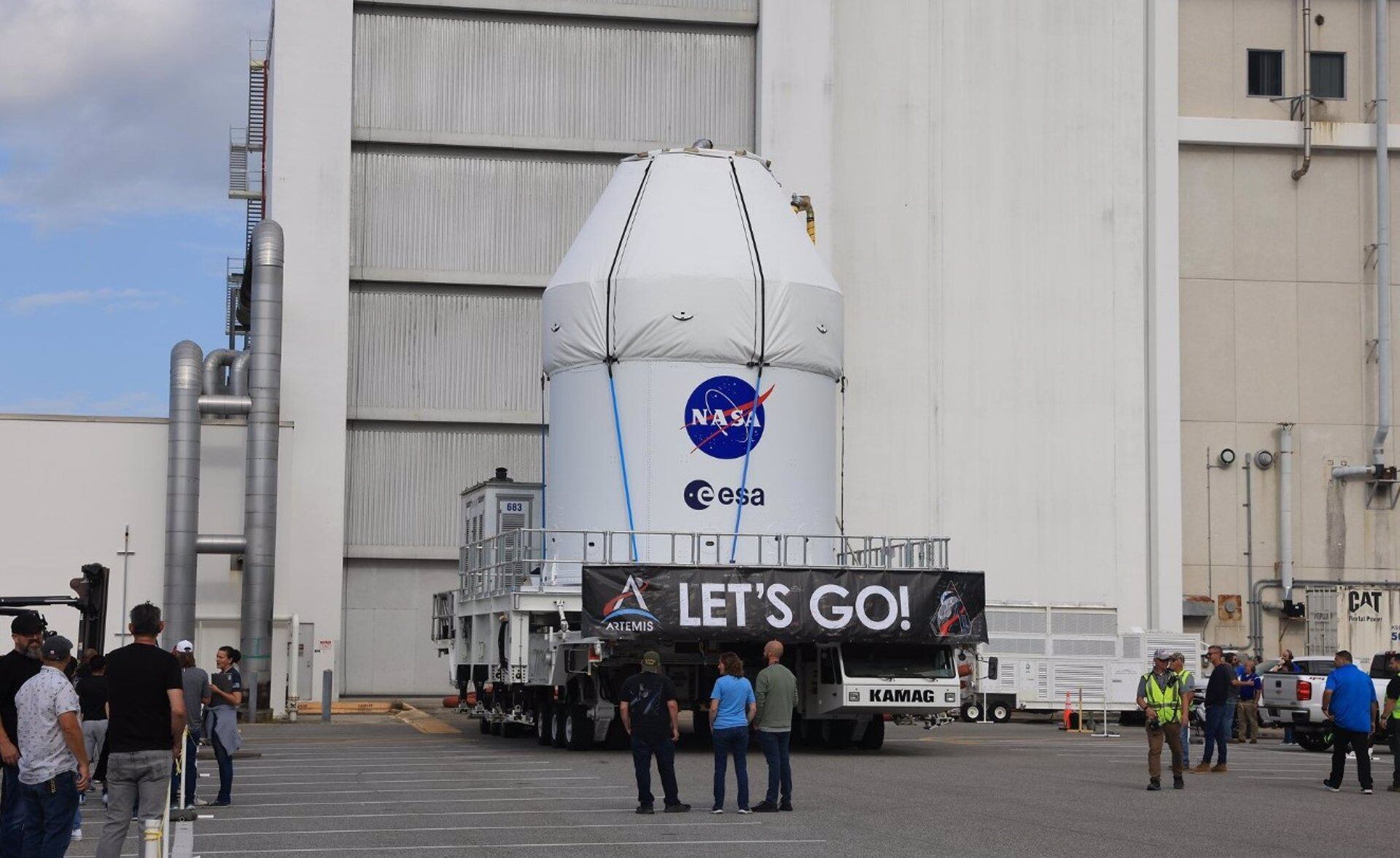El transportador KAMAG de la NASA lleva la nave espacial Artemis II Orion de la agencia desde el Edificio de Operaciones y Control Neil A. Armstrong a la Instalación de Procesamiento de Carga Múltiple en el Centro Espacial Kennedy en Florida
(NASA/KIM SHIFLETT)