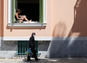 Un mujer lee sentada en