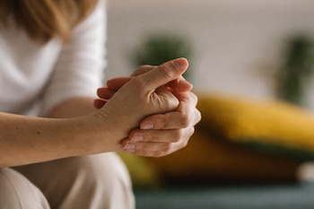 Crujir los nudillos es un