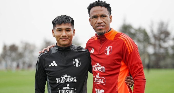 Piero Cari recibiendo el respaldo de Pedro Gallese. - Crédito: FPF