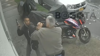 En video: hombre se enfrentó a ladrón que le apuntó a la cabeza con un arma de fuego en Bogotá