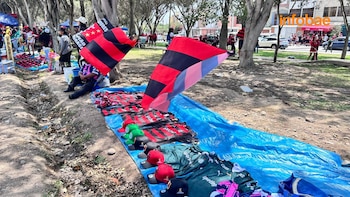 Puestos ambulantes exhiben camisetas, banderas