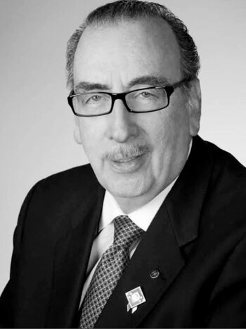 Frank Devlyn fue elogiado por