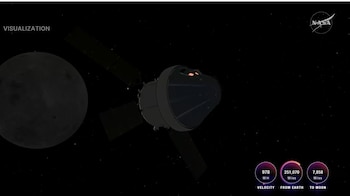 Visualización de nave espacial Orion y la Luna en el espacio con estrellas. Datos de velocidad, distancia a la Tierra y a la Luna, y logo de NASA presentes
