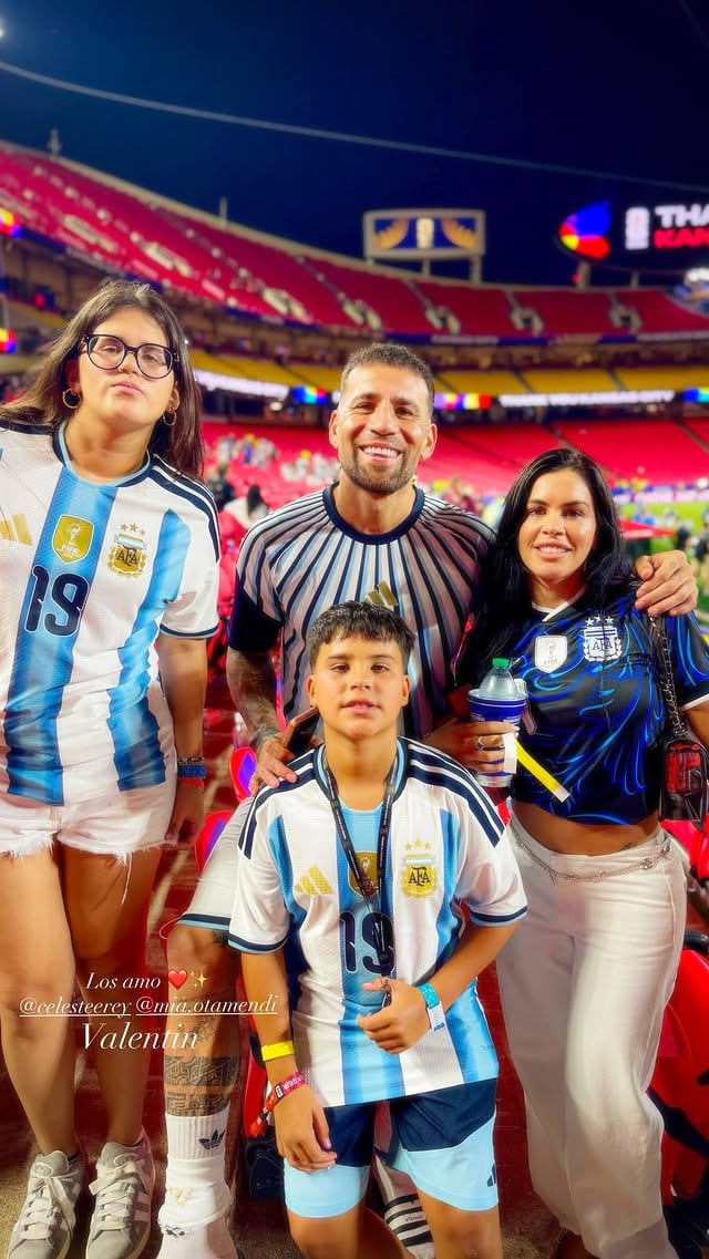 Nicolás Otamendi estuvo acompañado de su pareja Celeste Rey y sus hijos Mía y Valentín luego del triunfo (@nicolasotamendi30)