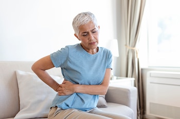 Una mujer con dolor en