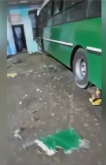 El conductor quedó atrapado dentro del colectivo aún con vida, pero momentos después murió en el lugar