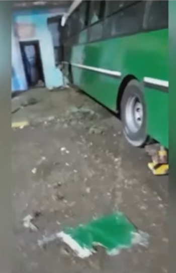 El conductor quedó atrapado dentro del colectivo aún con vida, pero momentos después murió en el lugar