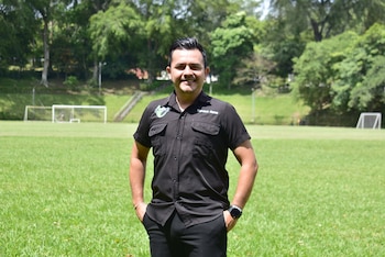 Napoleón Baires dirige la academia BP, una institución que ha abierto oportunidades a niños y adolescentes en el fútbol nacional e internacional. Foto Infobae Centroamérica/Emerson Del Cid.