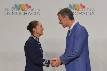 En respuesta a la intervención de Pedro Sánchez en la cumbre progresista de Barcelona, la mandataria mexicana enfatizó que su gobierno plantea una visión que privilegia la equidad social y el acceso universal a los derechos básicos