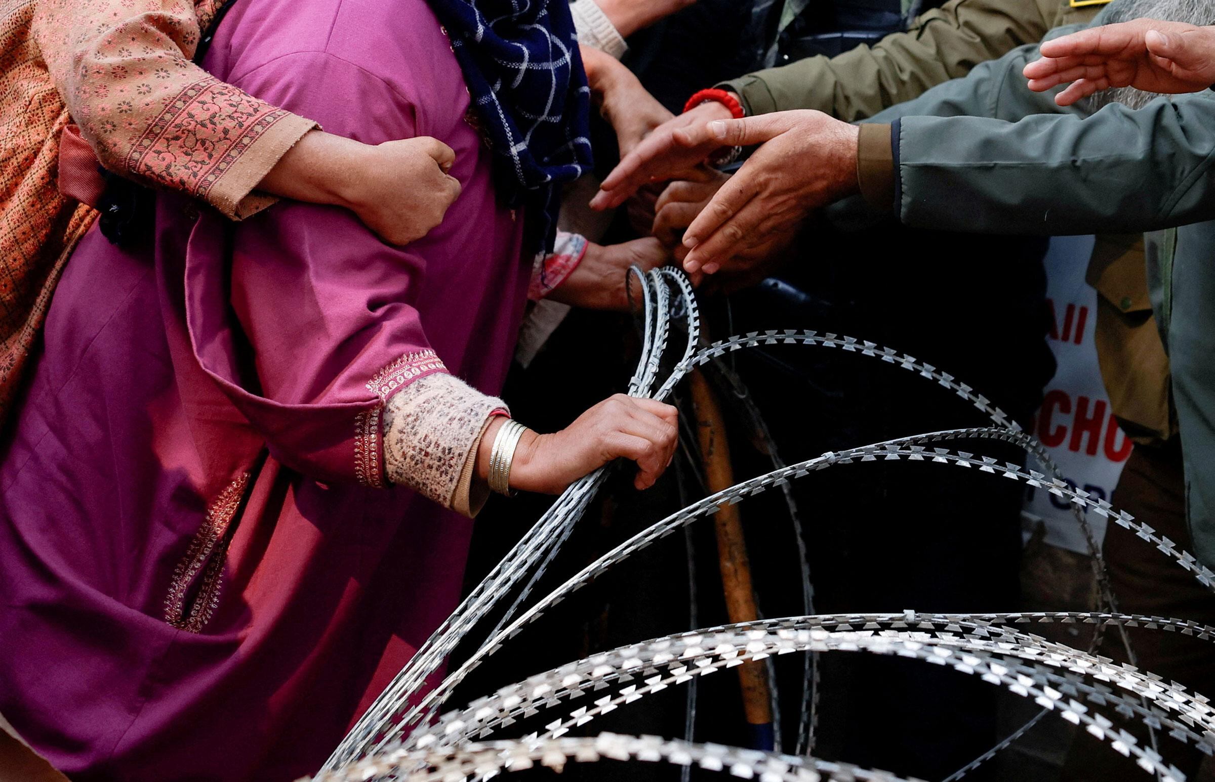 Una mujer exigiendo a las fuerzas de seguridad indias que entreguen el cuerpo de su hermano, Muhammad Shafi Parry, fallecido en una explosión en una comisaría de policía en Srinagar, Cachemira india, el 15 de noviembre (Sharafat Ali—Reuters)