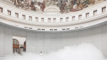 Fujiko Nakaya lleva una nube de niebla a París y convierte la Bolsa de Comercio en un paisaje de ensueño