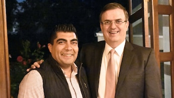 Tras casi tres décadas con Marcelo Ebrard, crenuncia a la secretaría de Economía
