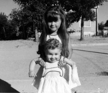 Alfonsina Maldonado de niña junto