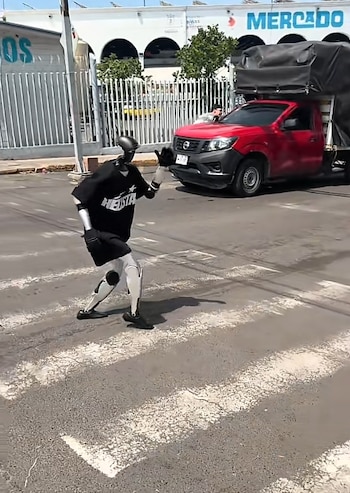 El tecnológico personaje fue captado frente a la estación Atemajac y su peculiar forma de interactuar con los automovilistas rápidamente llegó a redes sociales.