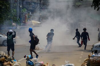 Los manifestantes reaccionan después de