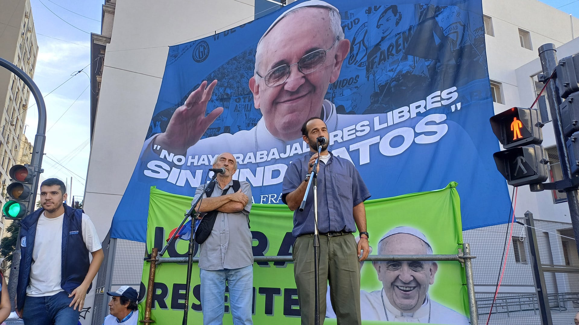 Dos curas villeros, en la marcha que la CGT hizo en 2025 por el Día del Trabajador