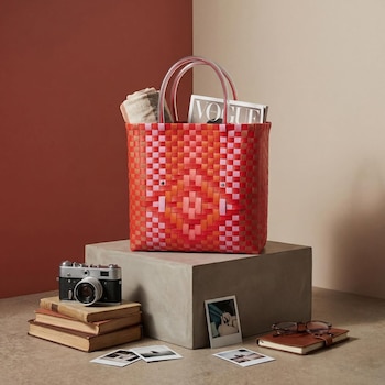 Cada cesta de La Ciénaga es única y numerada, tejida manualmente a más de 2.600 metros de altitud con materiales reciclados - crédito lacienaga.co / Instagram