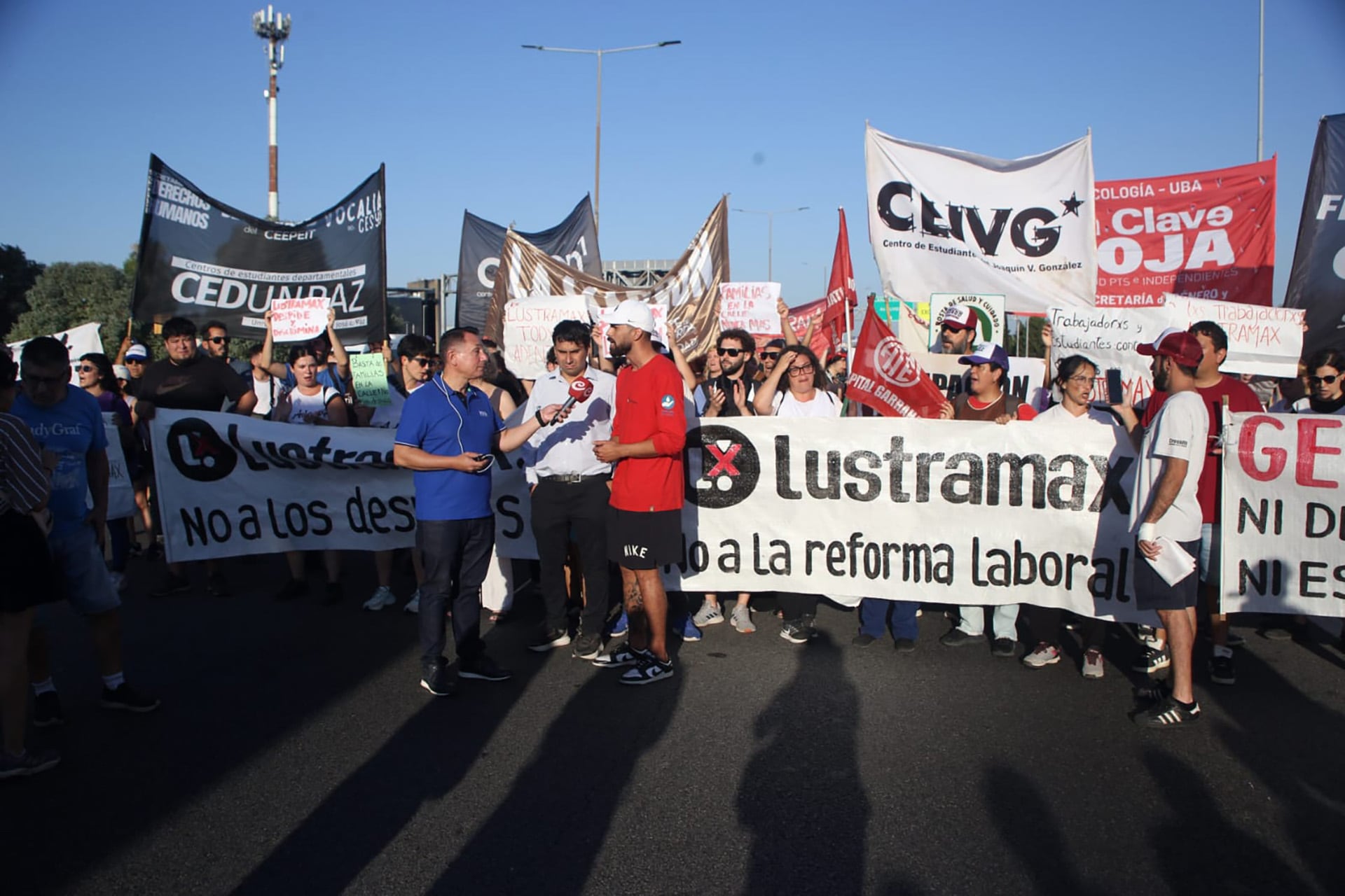 Operarios de Lustramax junto a agurpaciones de izquierda protestaron en la Panamericana (@PTSarg)