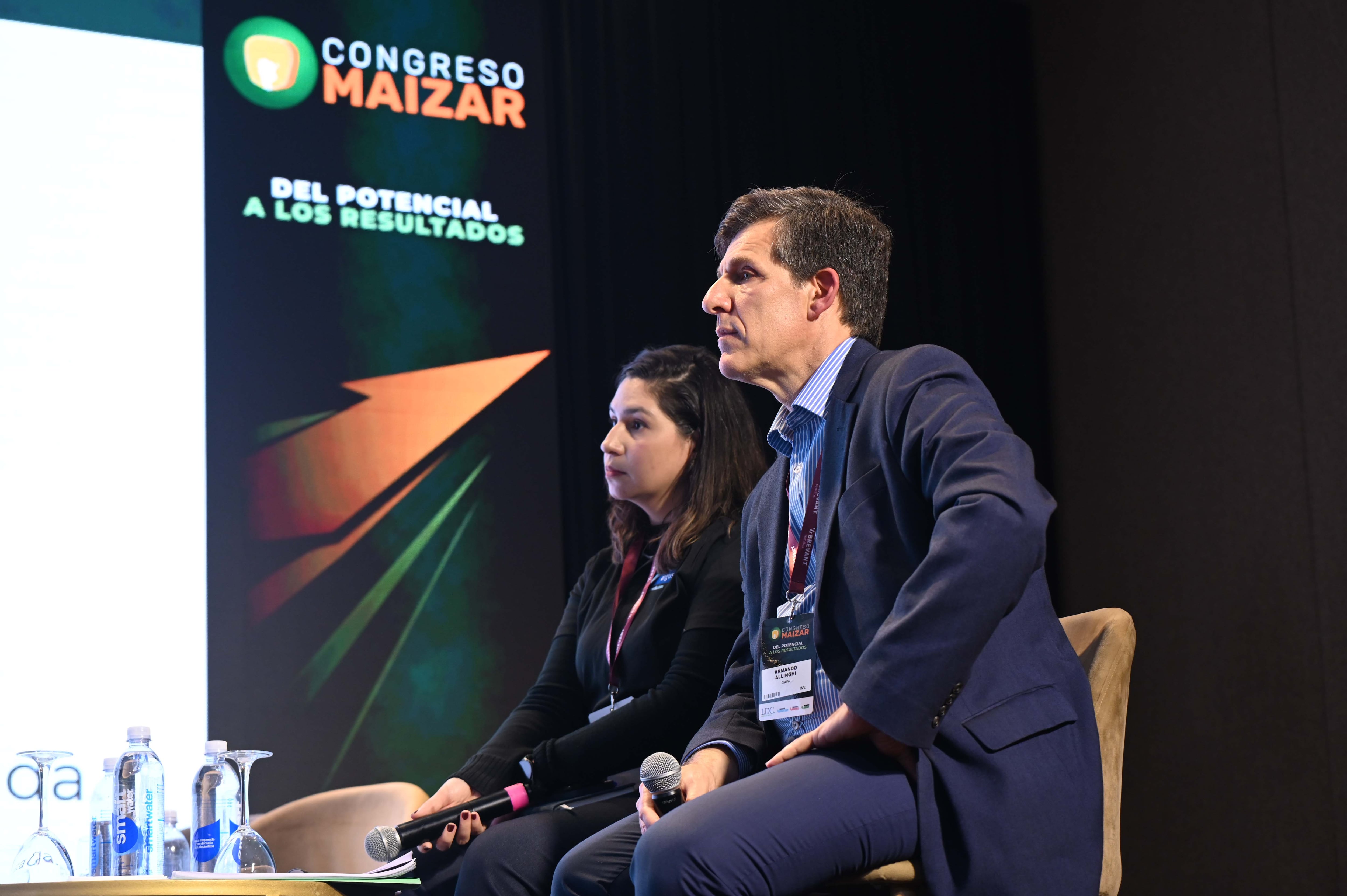 Natala Cardarelli, de Informe Argus, y Armando Allinghi, de Ciafa, en el panel de Maizar sobre fertilizantes