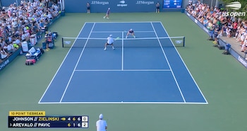 Tras superar a Luke Johnson y Jan Zieliński en tres sets, el salvadoreño y el croata jugarán el lunes 7 de septiembre ante los estadounidenses Mac Kiger y Aleksandar Kovacevic en Nueva York.