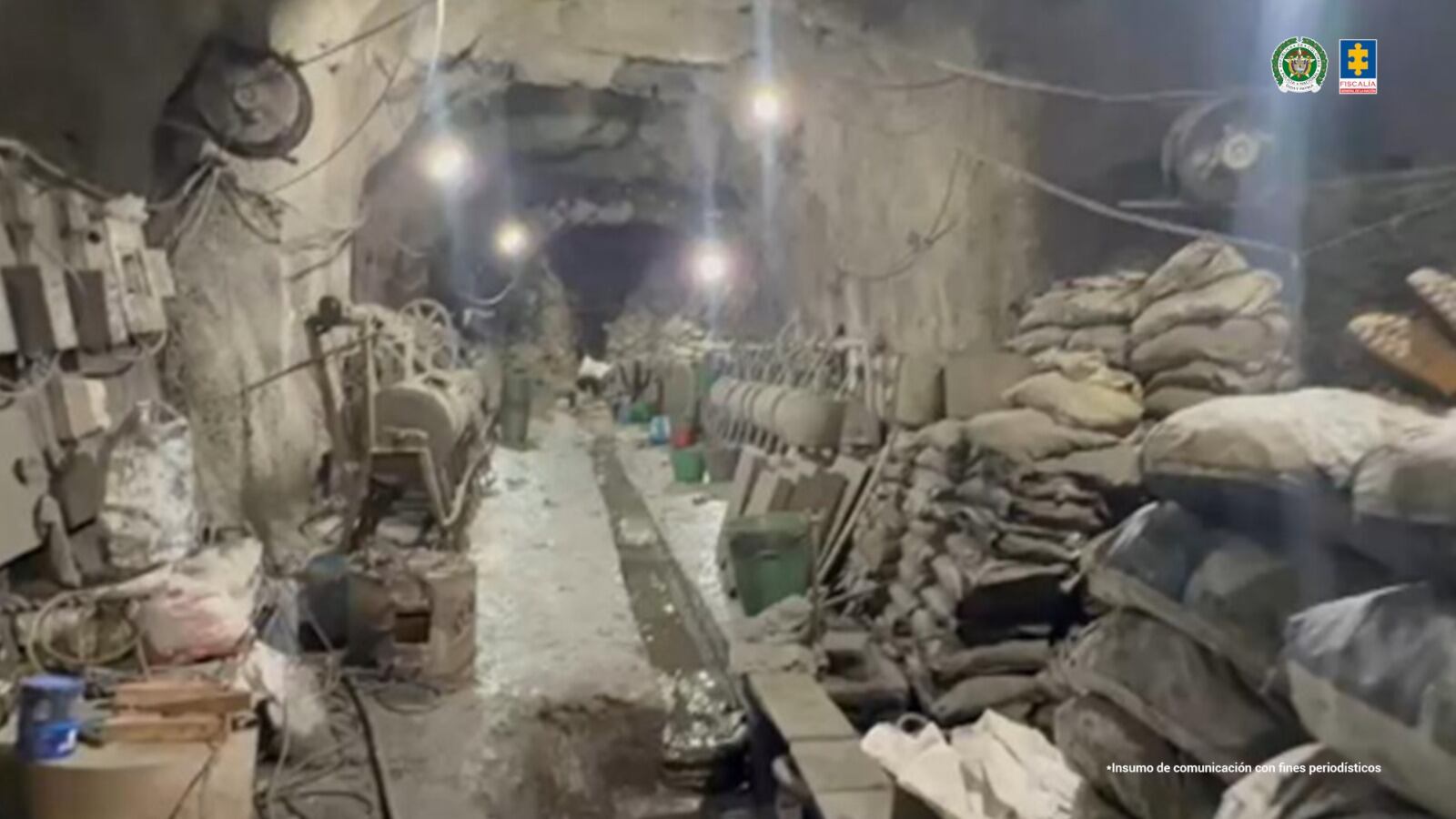 Durante el procedimiento fueron encontradas 102 barras de explosivos tipo anfo y 774 barras de indugel que eran utilizadas para remover tierra - crédito Fiscalía