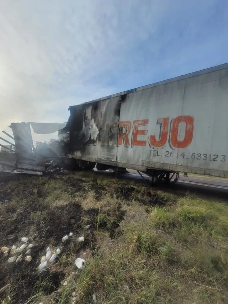 La carga incendiada estaba conformada por más de 80 motocicletas nuevas que fueron completamente consumidas por las llamas antes de la llegada de los bomberos