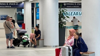 El puerto de Ceuta reúne a vecinos y turistas que cruzan a la Península ante la incertidumbre y la falta de suministros: “Volveré cuando esto se normalice”