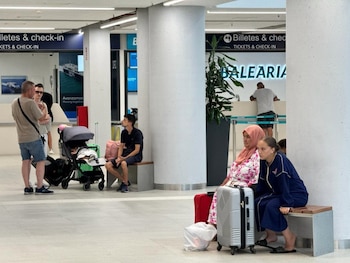 Personas esperando en el puerto de Ceuta para partir hacia la península. (Europa Press)