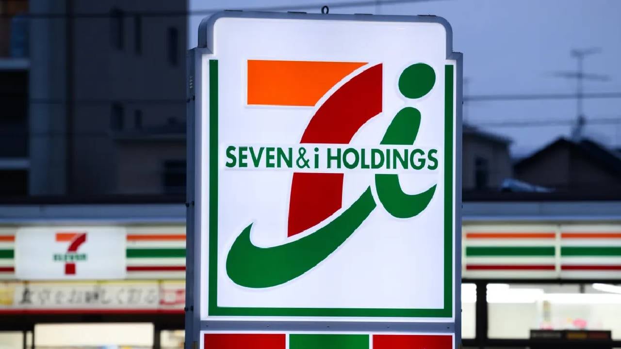 7-Eleven anuncia el cierre de 645 tiendas en Norteamérica para el año fiscal 2026, lo que representa un ajuste histórico en la cadena. (Reuters)