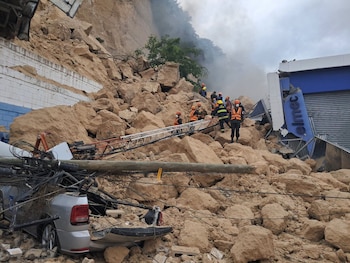 Un deslizamiento de tierra destruyó parte de unas bodegas industriales al pie de una ladera y luego provocó un incendio en el complejo, donde unas 30 personas fueron rescatadas en Tegucigalpa, Honduras.