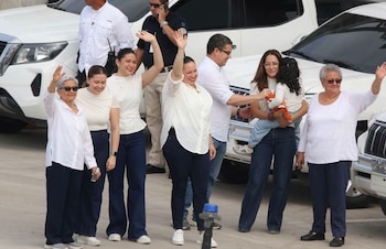 Familiares reciben a Juan Orlando Hernández en la pista de Palmerola.(fotos: Cortesía)