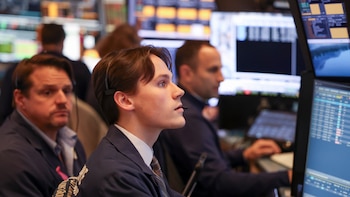 Bajó el riesgo país y el dólar se estabilizó pero sigue el viento de frente: vuelven a subir las tasas en EEUU