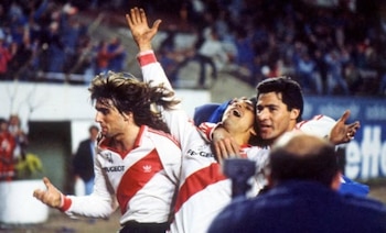 La Bruja Berti, Ramón Díaz y Ramón Ismael Medina Bello festejan el triunfo de River Plate por 2 a 1 sobre Rosario Central el 30 de agosto de 1991