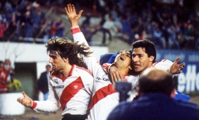 Ramón Díaz, abrazado por la
