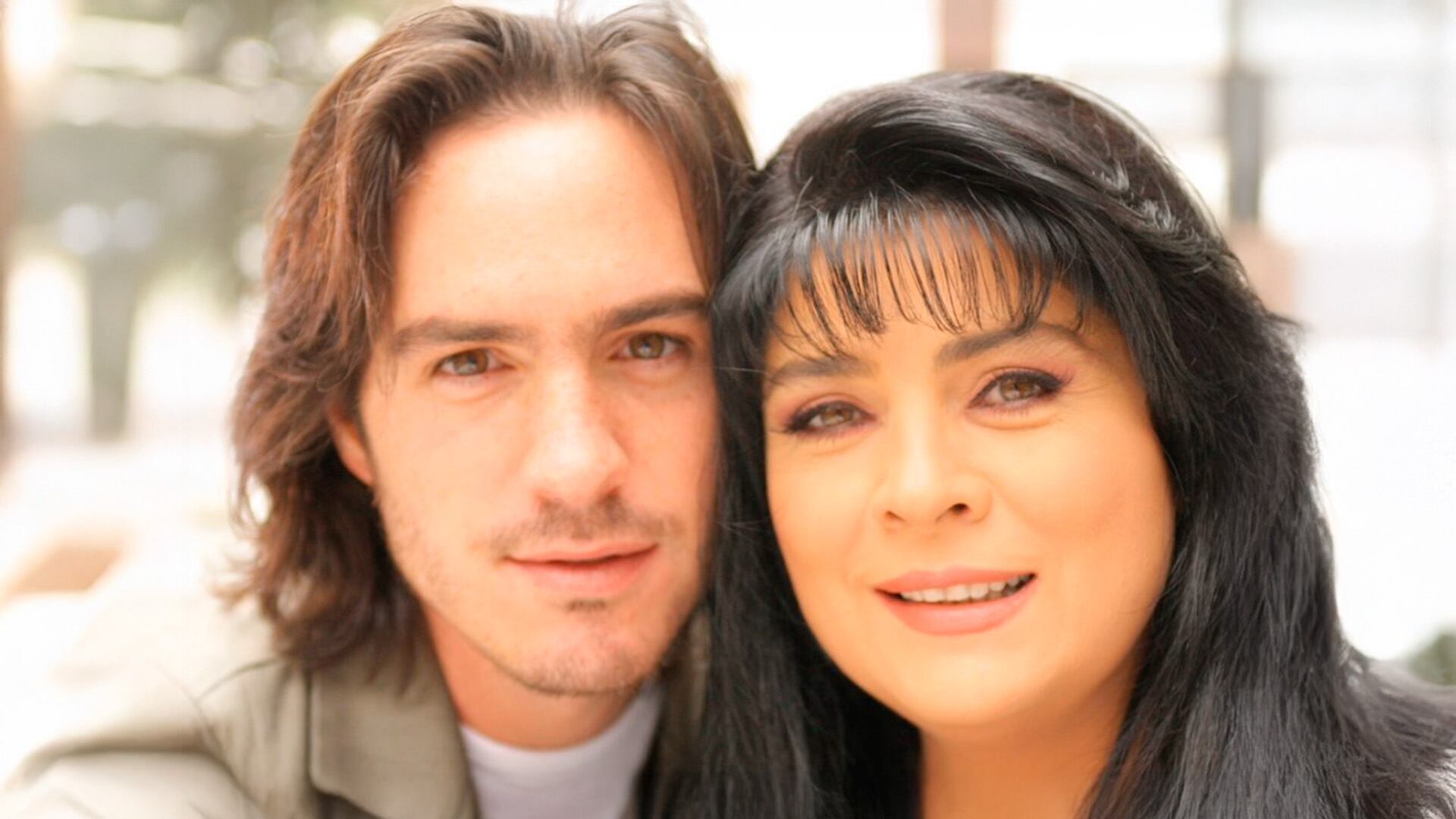Victoria Ruffo confiesa sin filtros cómo fue besar a Mauricio Ochmann en la telenovela Victoria. (IG/victoriaruffo)