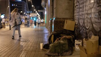Así es vivir en las calles de Barcelona con 82 años: “Estoy muy cansada, no duermo ni media hora seguida”