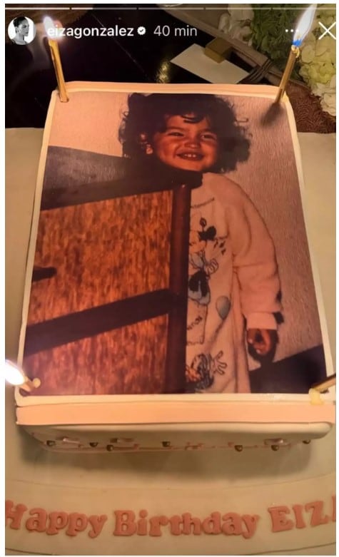 El pastel de cumpleaños de Eiza contó con una imagen de su infancia como homenaje a sus raíces y recuerdos familiares (IG)