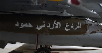 26/10/2026 Vista de una aeronave del Ejército de Jordania.
Al menos cinco personas han muerto en bombardeos perpetrados este lunes por la Fuerza Aérea de Jordania contra el sur de Siria, que ha confirmado unos ataques "en coordinación" con el Gobierno de este país.
POLITICA
EJÉRCITO DE JORDANIA EN X