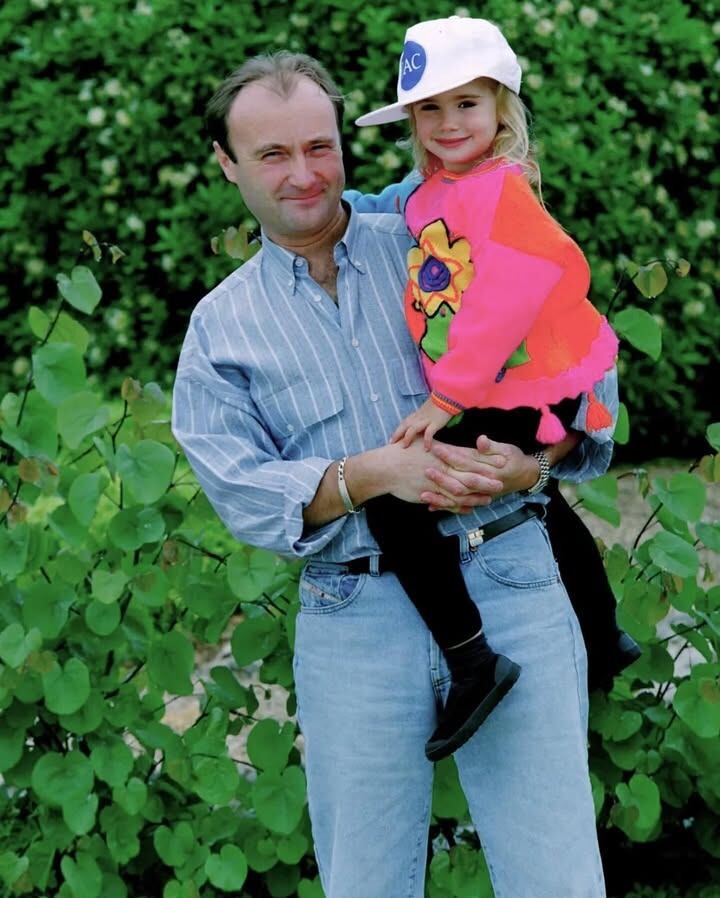 Phil Collins destacó el orgullo por ver a Lily y sus hermanos forjar su propio camino y superar adversidades familiares (Instagram/Lily Collins)