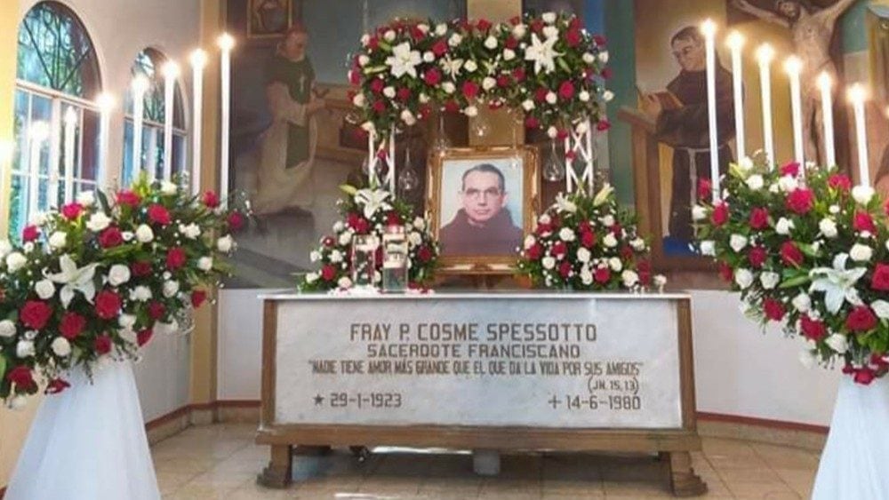 En su escritorio de trabajo, el Padre Cosme dejó escritas las líneas donde perdonaba anticipadamente y pedía por la conversión de sus asesinos (Cortesía Vatican News).