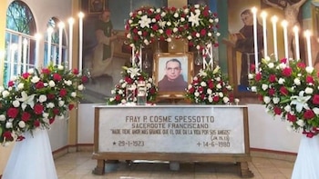 En su escritorio de trabajo, el Padre Cosme dejó escritas las líneas donde perdonaba anticipadamente y pedía por la conversión de sus asesinos (Cortesía Vatican News).