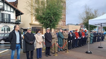 La Armada recuerda en Hondarribia (Guipúzcoa) al cabo Juan Flores Villar en el 42 aniversario de su asesinato