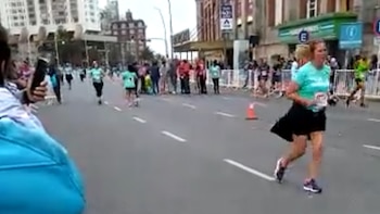 De campera amarilla fluorescente, el